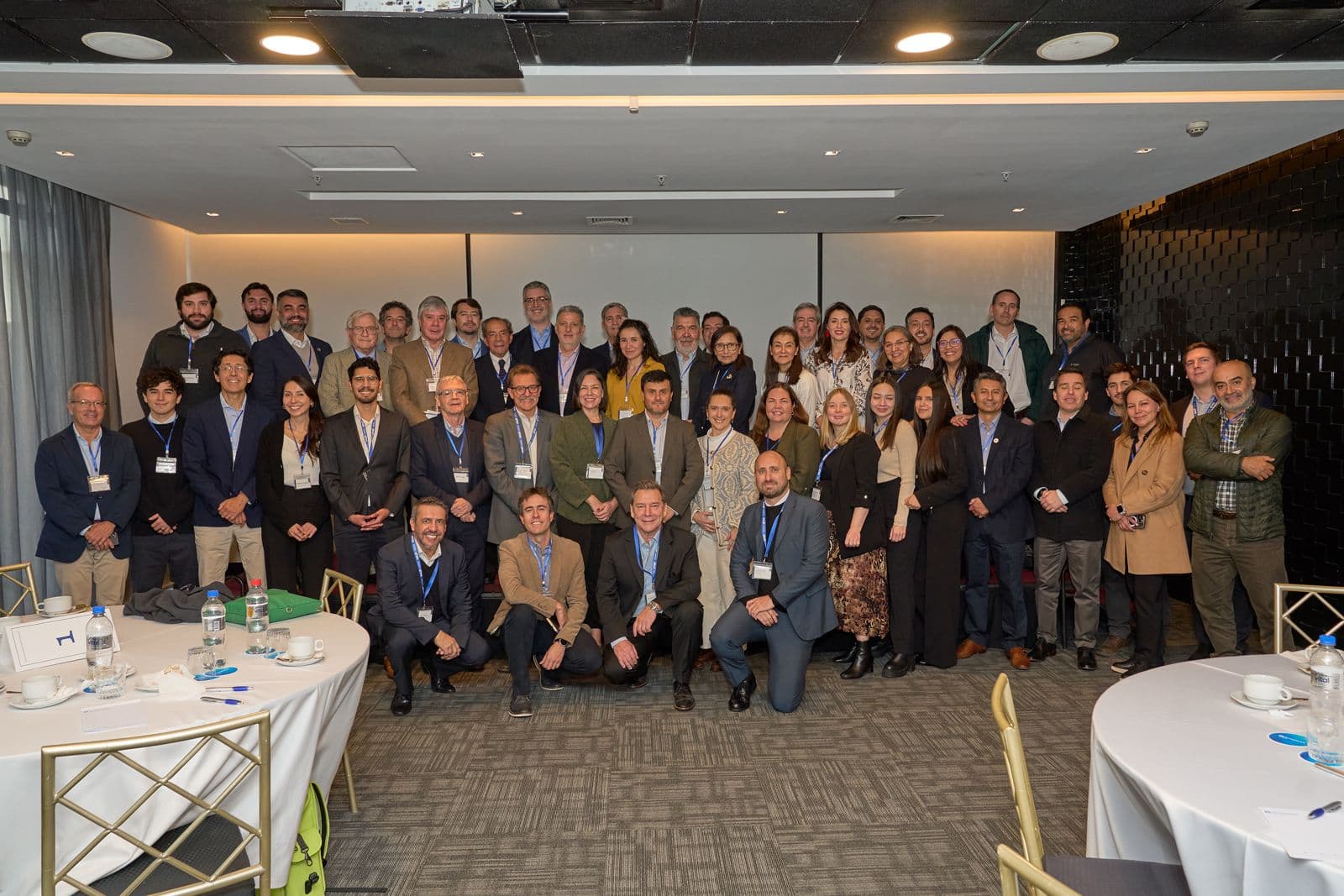 Foto grupal de los asistentes al encuentro presencial en Santiago, al cierre del plenario